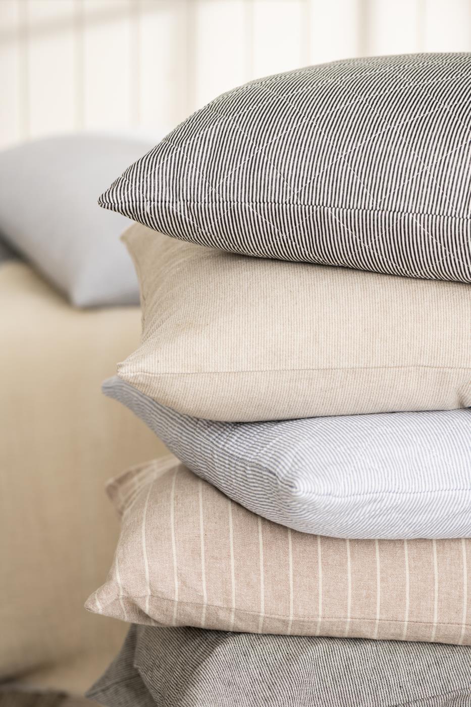 Ib Laursen - Pudebetræk quiltet hvide og lyseblå mælkedrengestriber