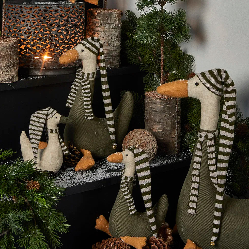 Gytha Gæs grøn krop og stribet natur/grøn nissehue og tørklæde i forskellige størrelser