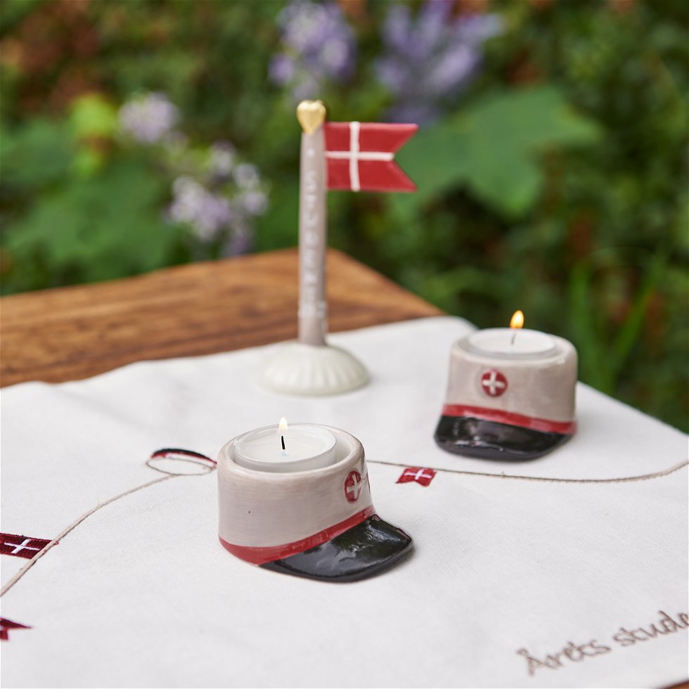 Bordløber og fyrfadsstager og porcelænsflag til rød student