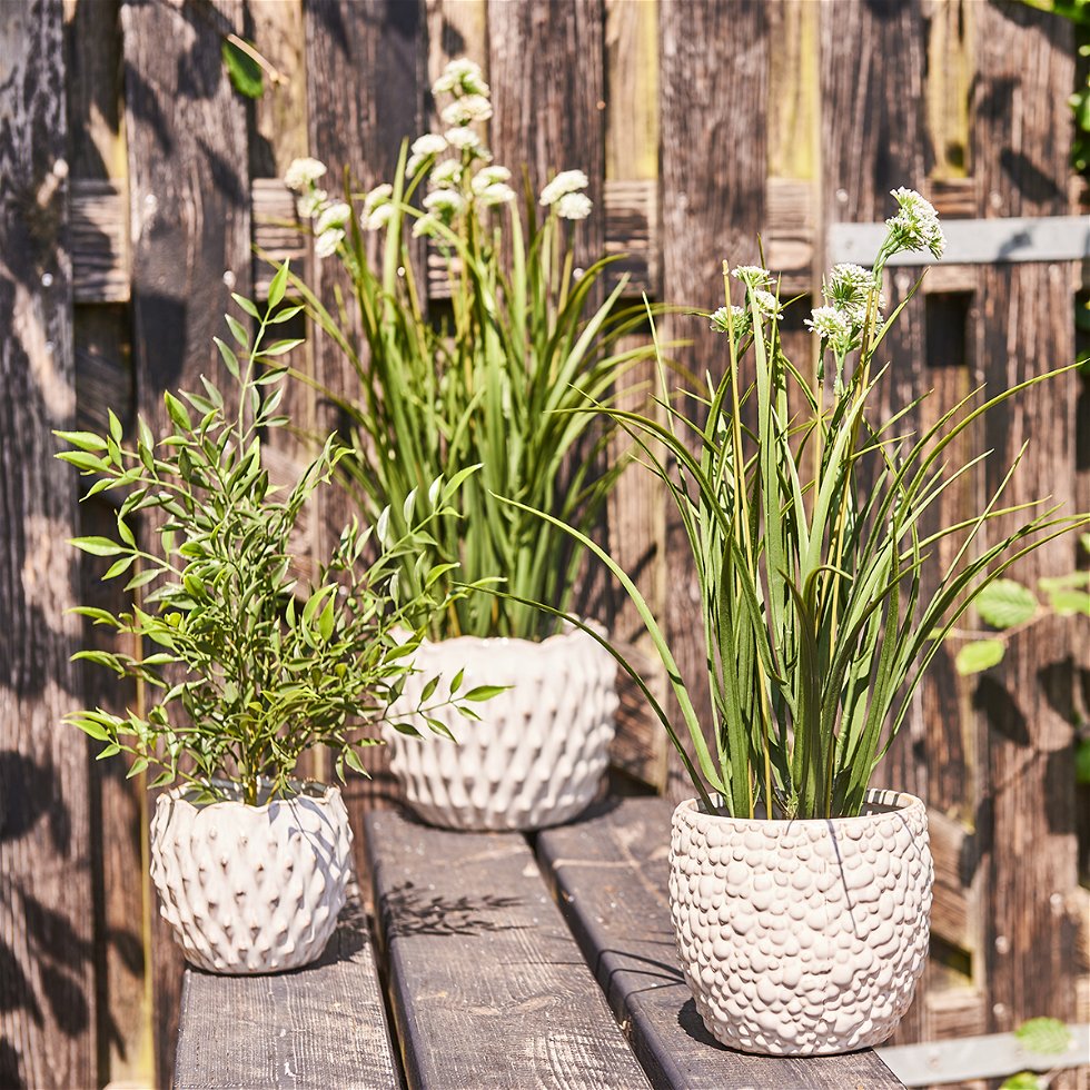 kunstig græs med blomster i potter udendørs