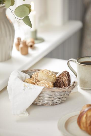 Lille rund brødkurv af flækket pil