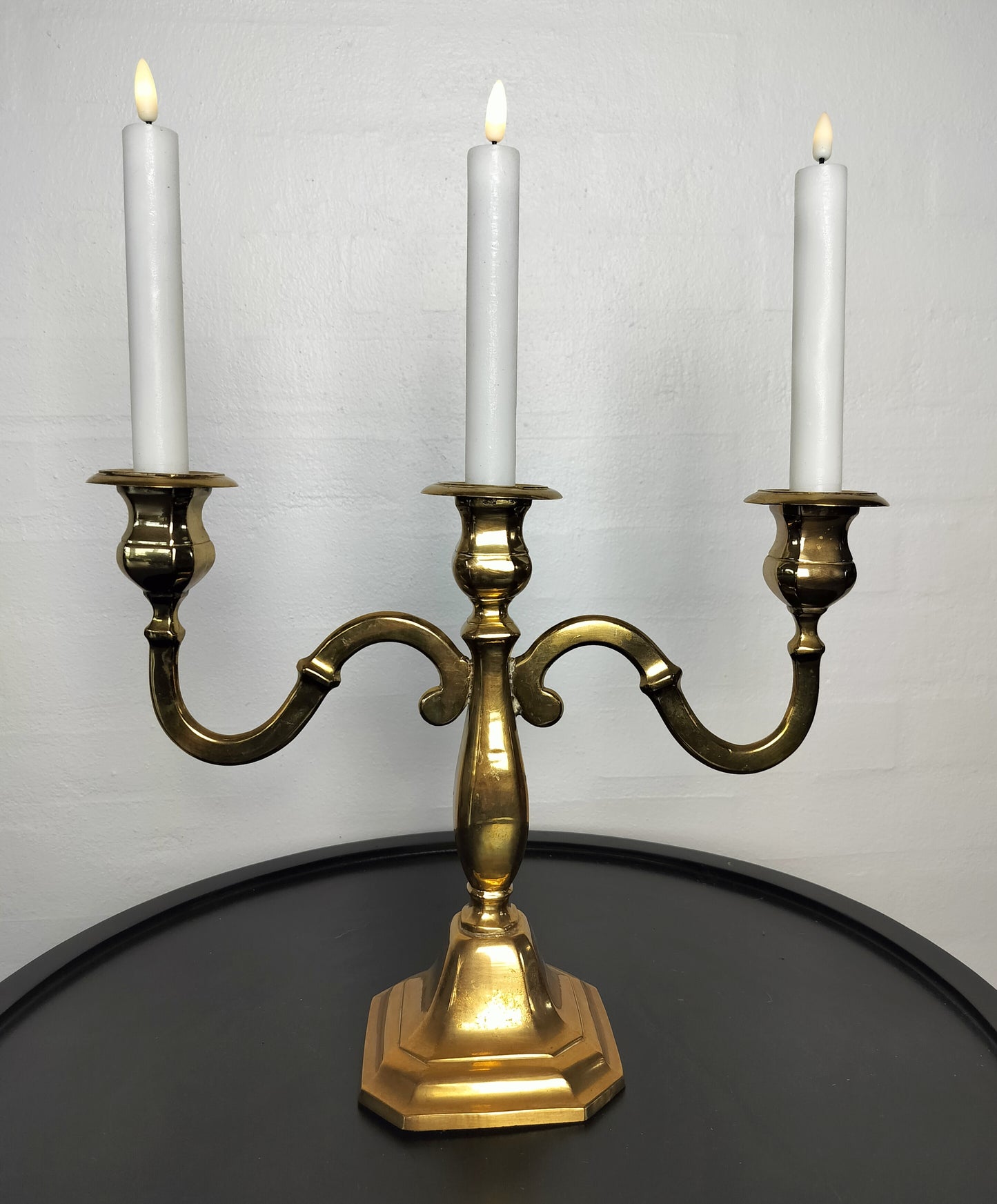 Secondhand - 3-armet messing lysestage med LED stagelys