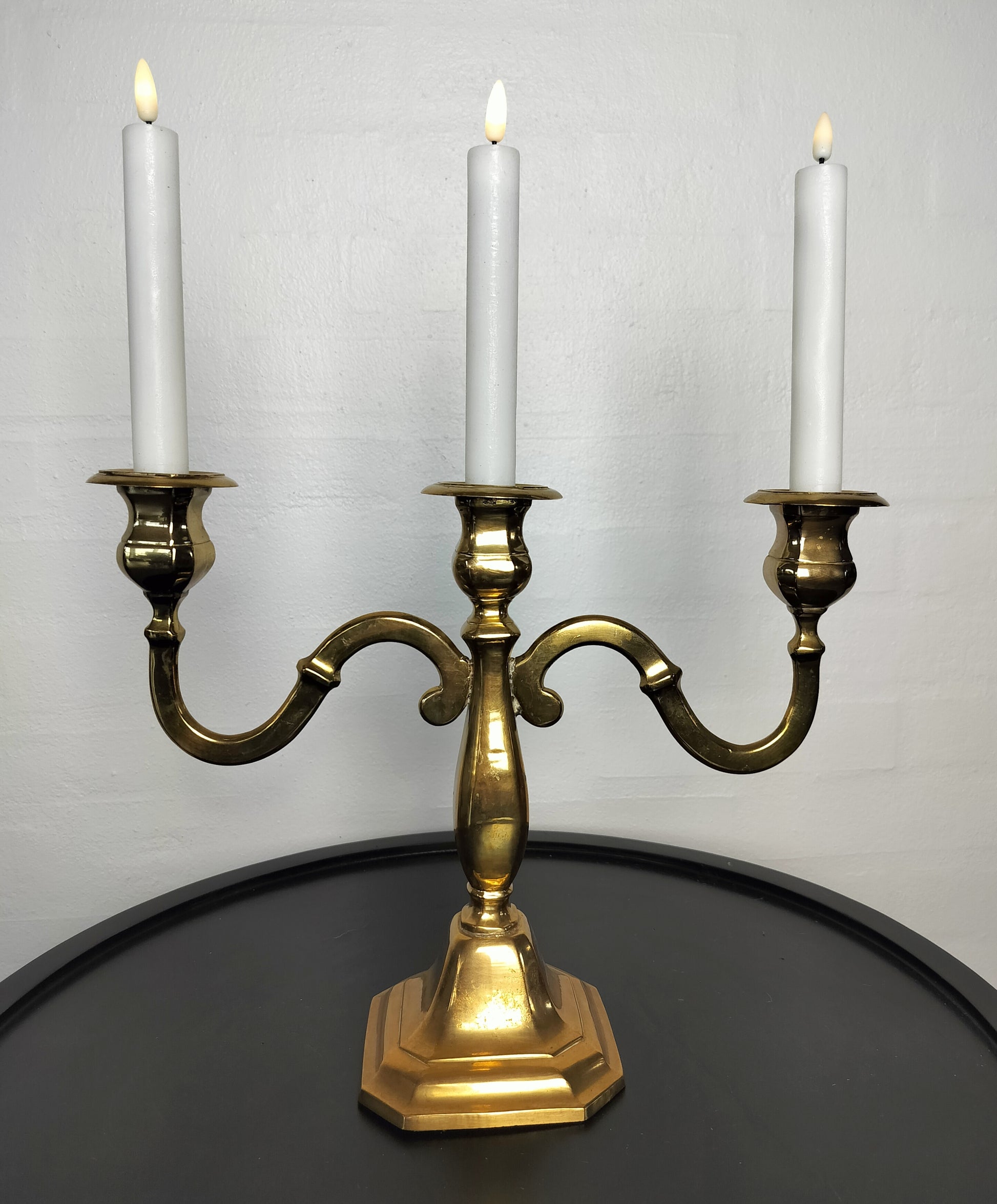 Secondhand - 3-armet messing lysestage med LED stagelys