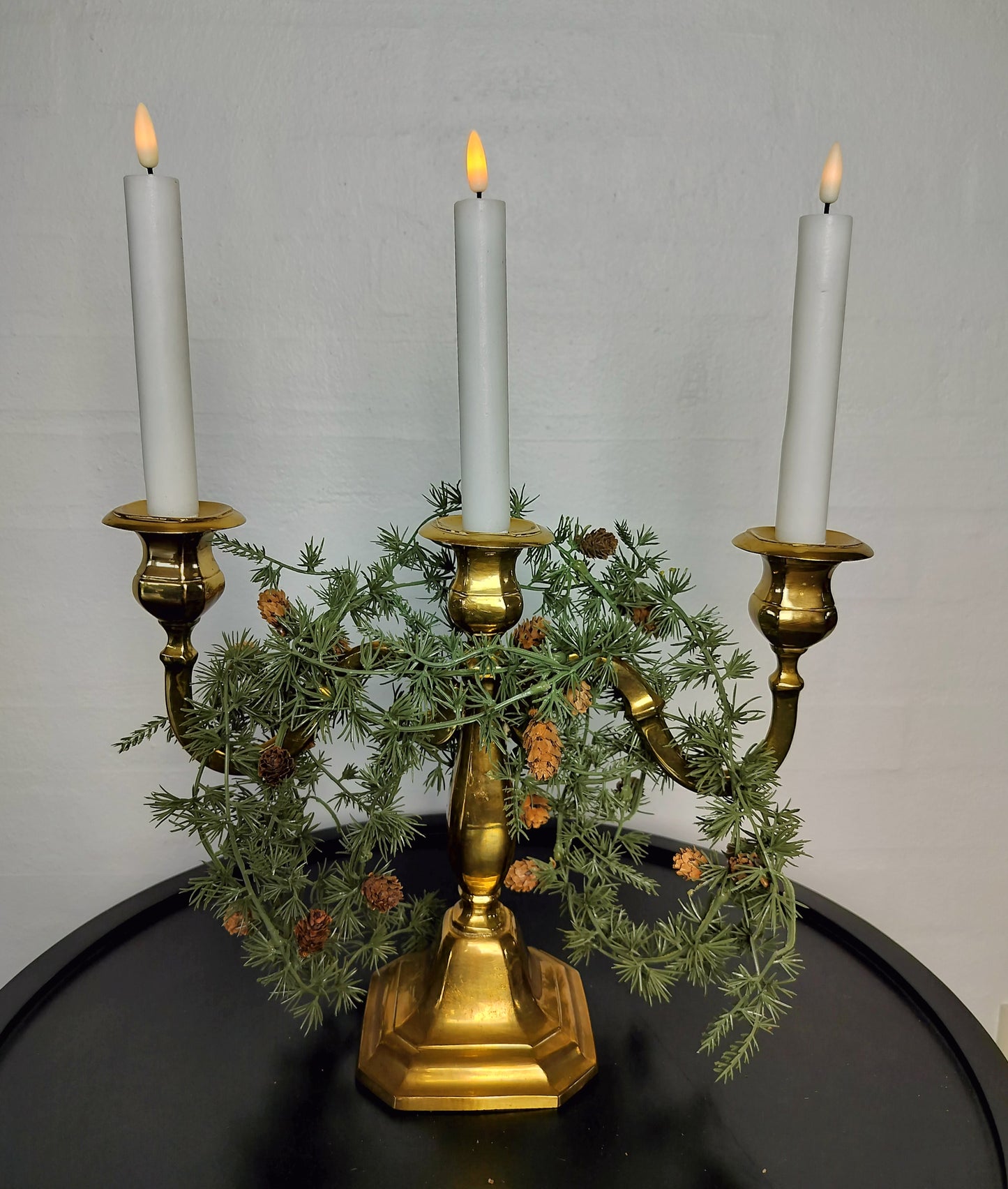 Secondhand - 3-armet messing lysestage med LED stagelys og kunstig cederranke