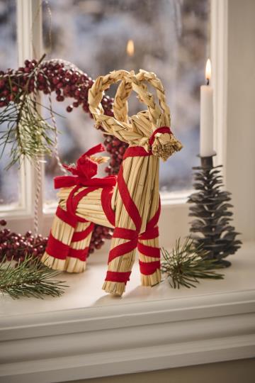 Ib Laursen - Julebuk med rødt bånd My Nostalgic Christmas H 30 cm stående i vindueskarm.