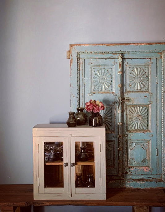 Vægskab af genbrugstræ - GRÅ