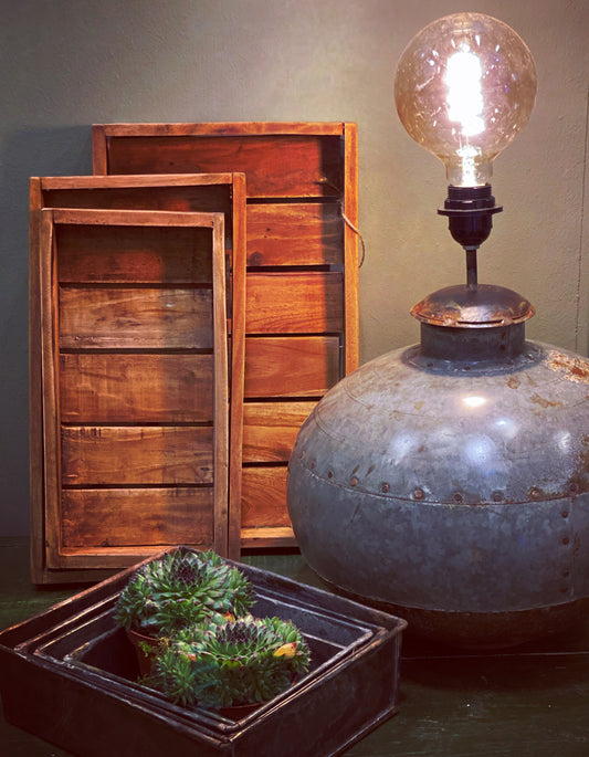 Bordlampe af gammel vandkrukke med stor pære