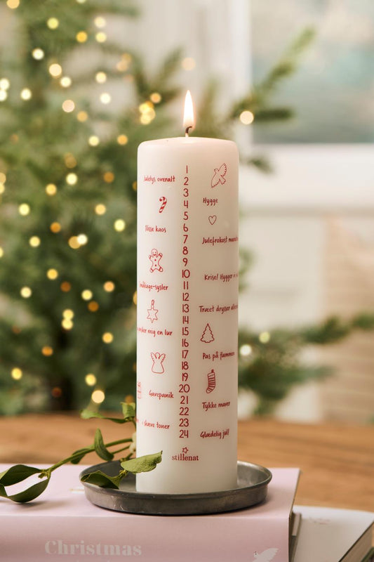 Ib Laursen - Kalenderlys 1-24 hvid med røde tal og dansk tekst