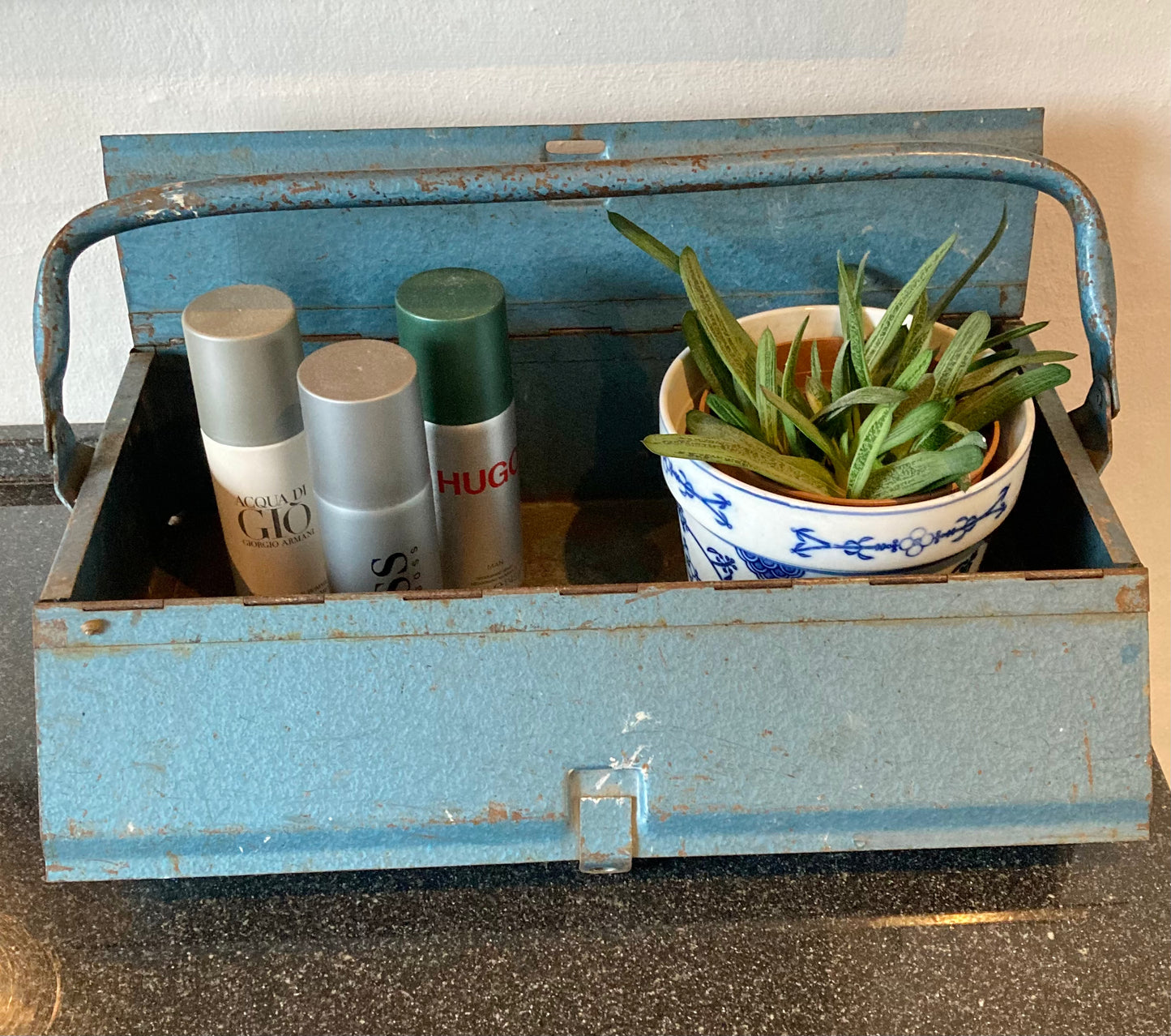 Gammel blå metal værktøjskasse i indretning.