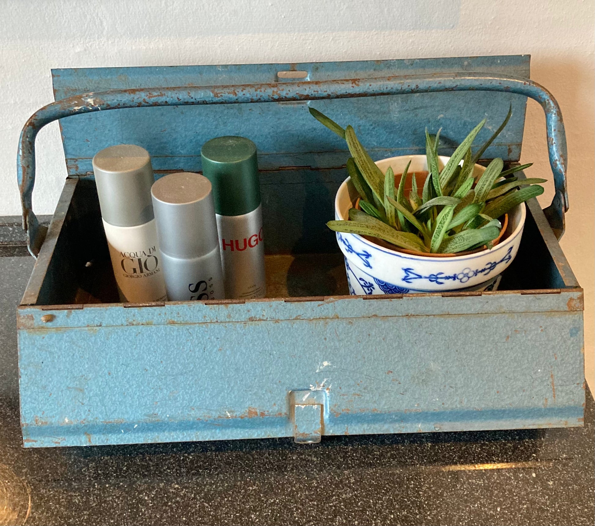 Gammel blå metal værktøjskasse i indretning.