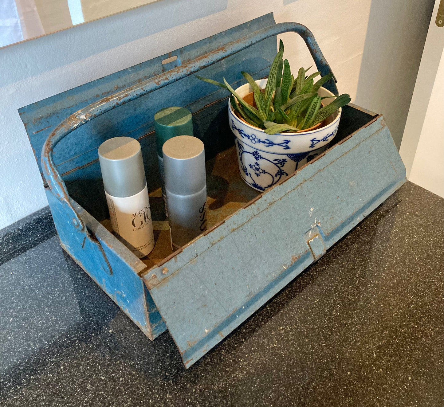 Gammel blå metal værktøjskasse i indretning.