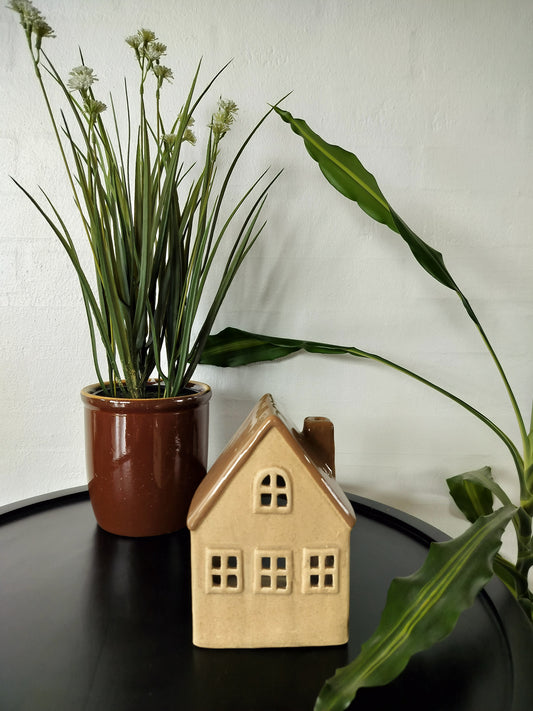 Hus til fyrfadslys med rå facade med lysebrunt tag, 4 vinduer, 1 skorsten