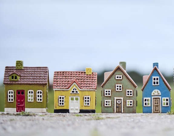 Hus til fyrfadslys 'My Home Town' gul med hvid dør