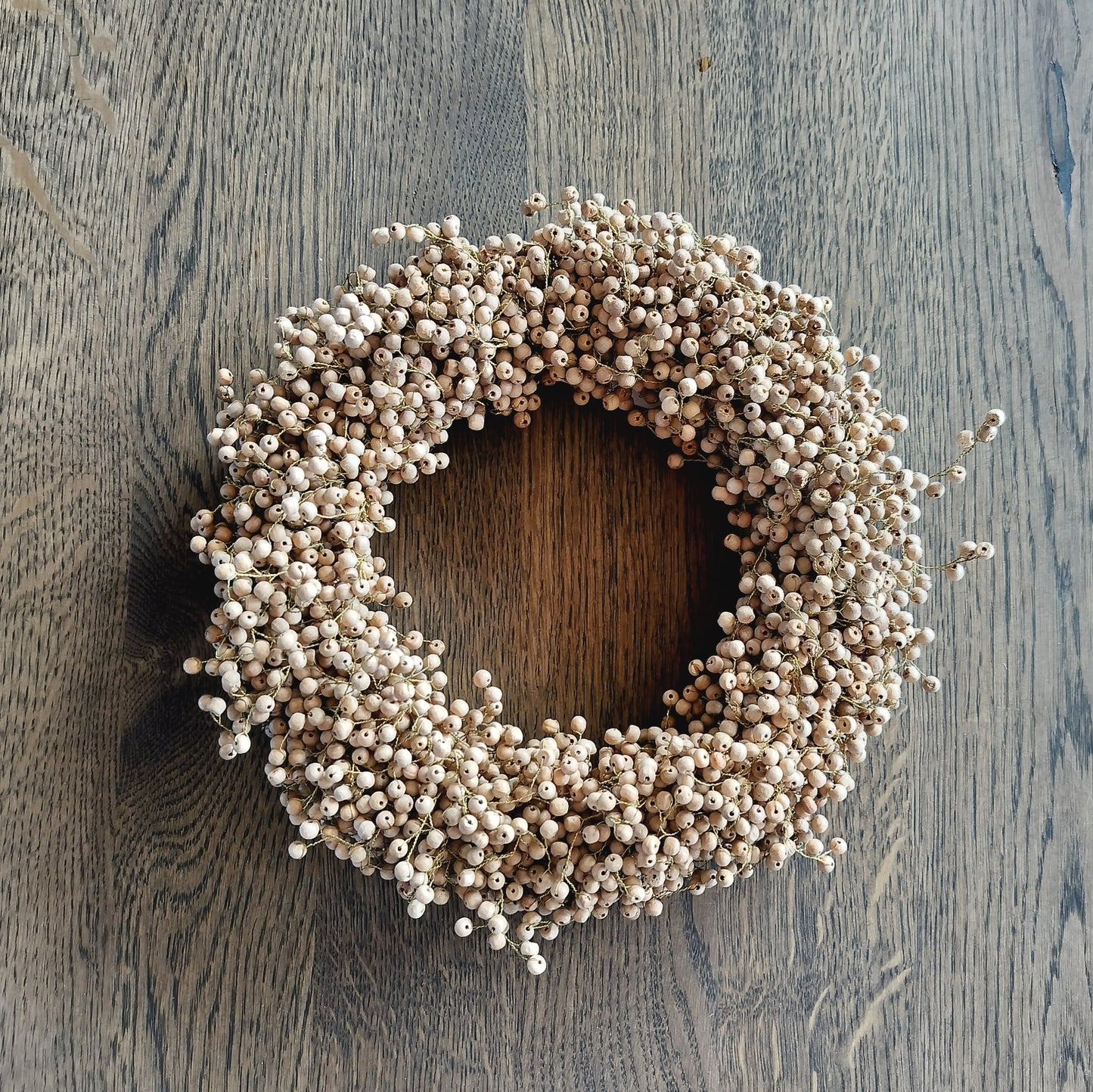 Ib Laursen - Krans af håndlavede naturfarvede træperler Ø 25 cm