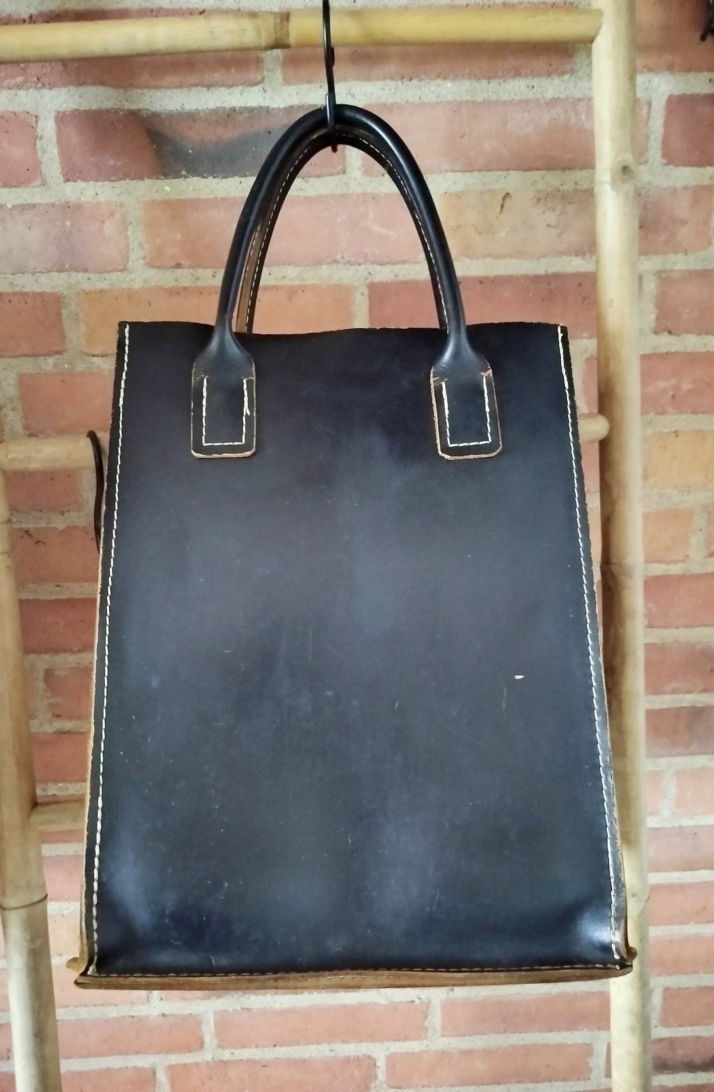 Secondhand - shopper af kernelæder bagsiden