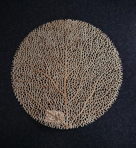 Guldfarvet  dækkeserviet med motiv af træ, der forgrener sig. Ø 38 cm