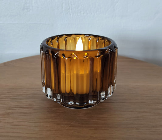 Fyrfadsstage i ravfarve.