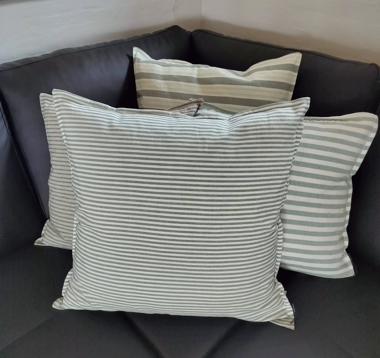 Speedtsberg - Smalstribet pudebetræk i grøn/råhvid 60 x 60 cm