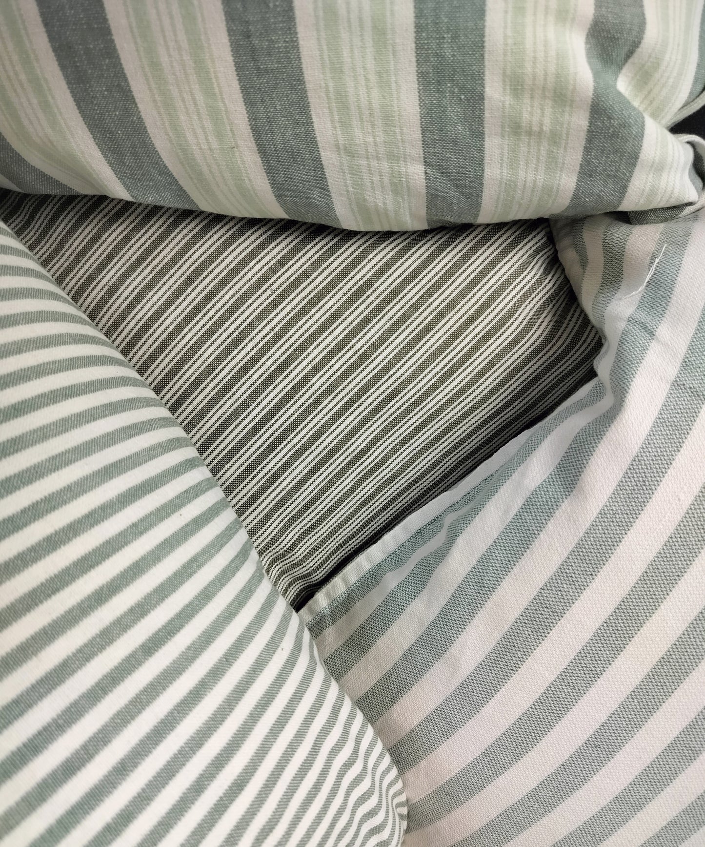 Speedtsberg - Smalstribet pudebetræk i grøn 50 x 50 cm