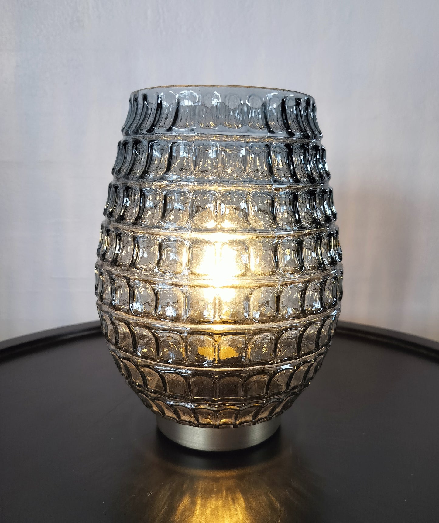 Blå LED bordlampe med rude mønster med lys tændt