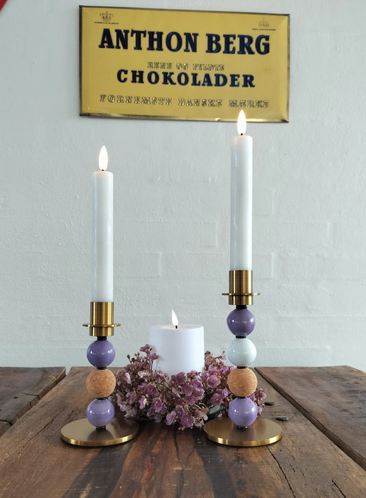 Messing kuglelysestager med lilla og hvid porcelænskugler samt kork kugler