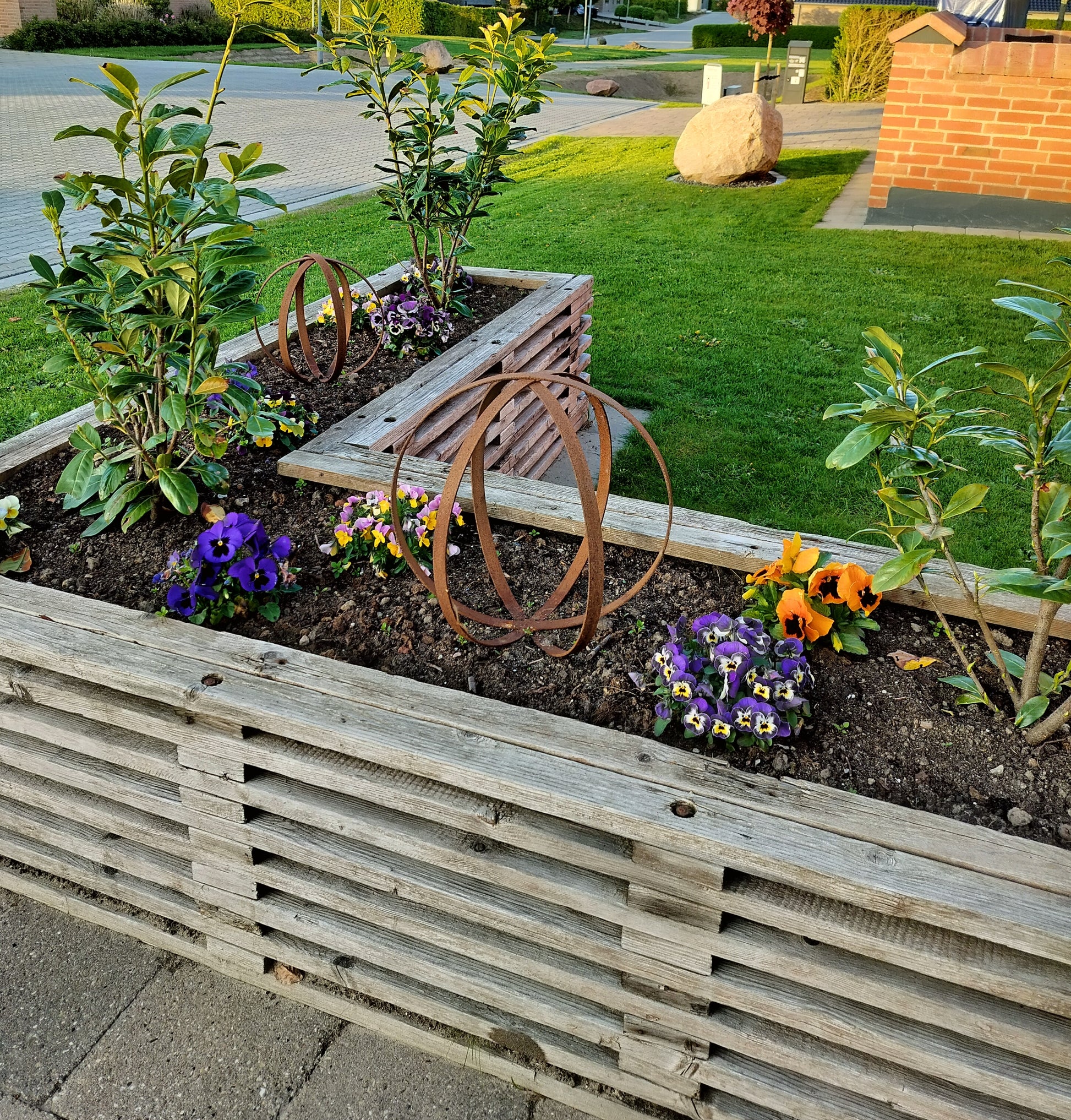 Dekorationskugle til haven - Ø 40 cm forrest i billede. Bagerst i billedet er er Ø 30 cm