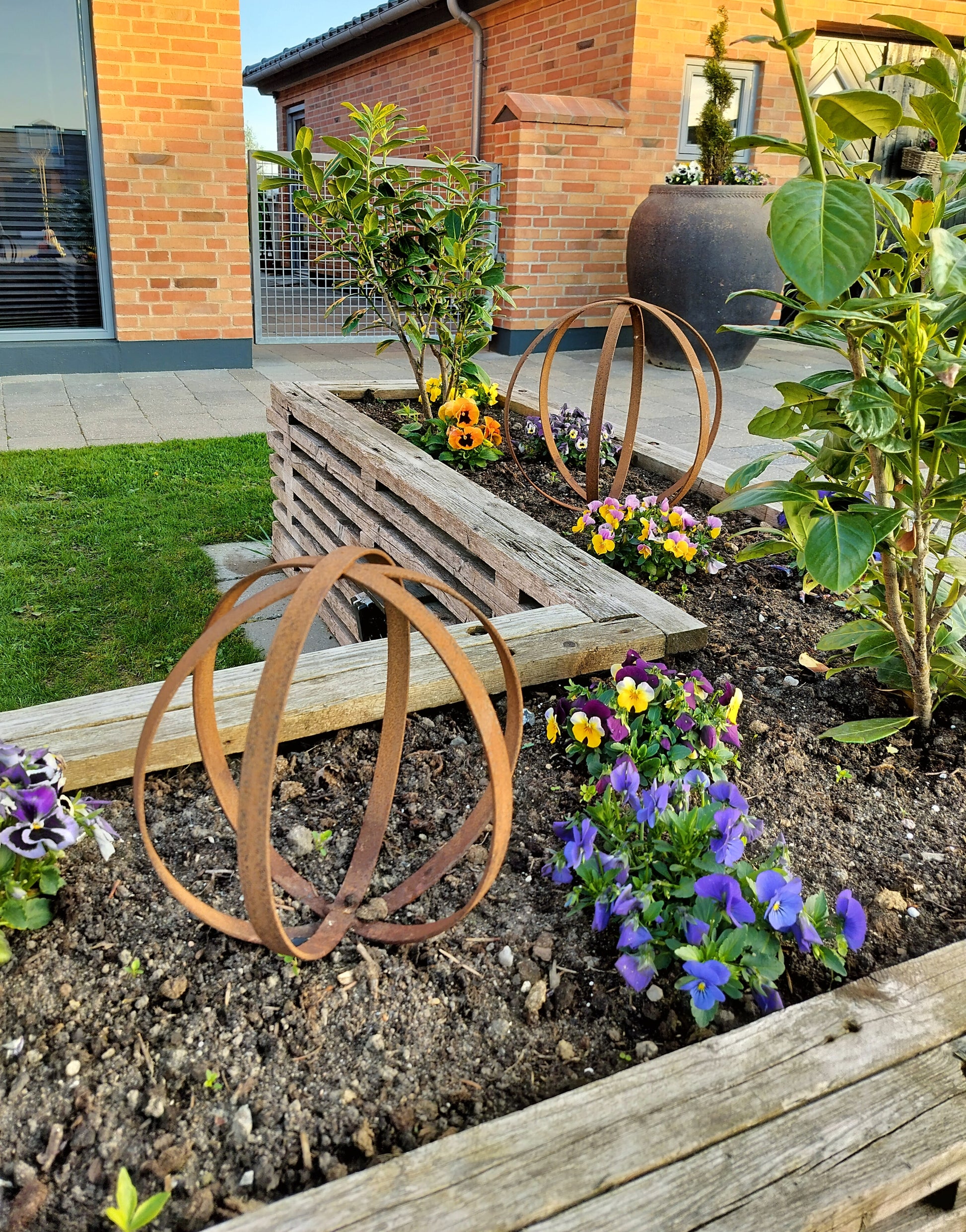 Dekorationskugle til haven - Ø 30 cm forrest i billede. Bagerst i billedet er er Ø 40 cm