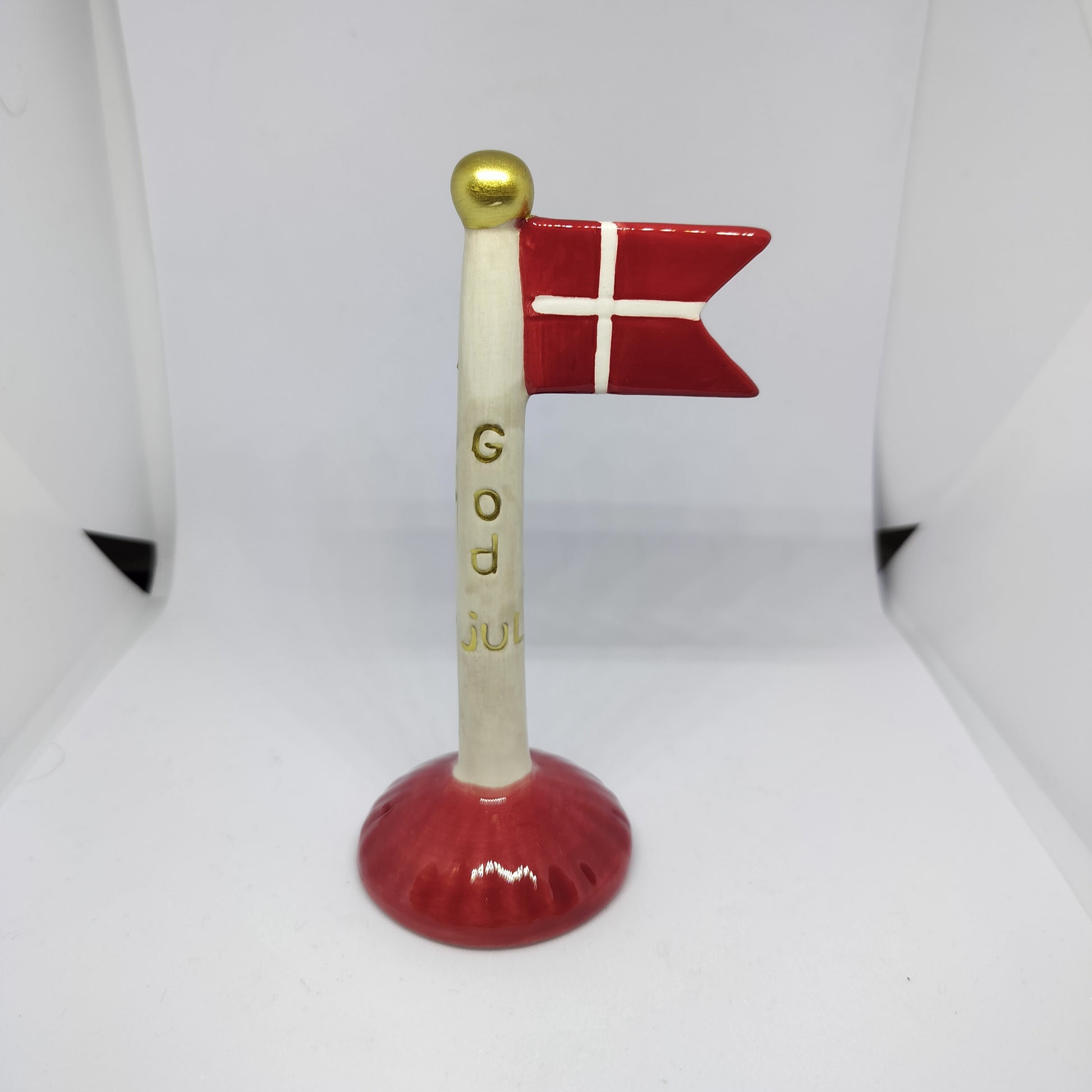 god jul flag - Lys sandfarvet på rød fod med guldfarvet tekst og prikker