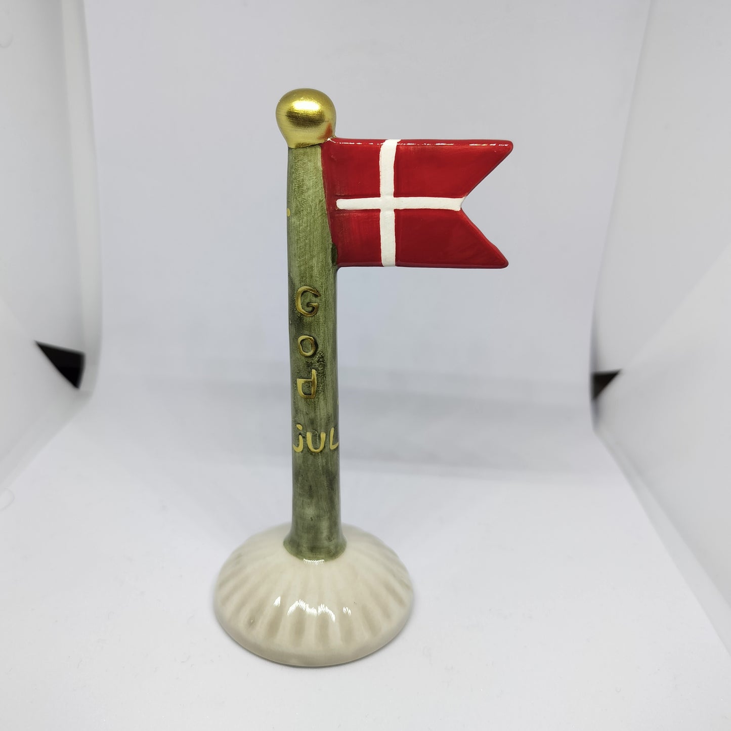 god jul flag - Grøn på lys sandfarvet fod med guldfarvet tekst og prikker