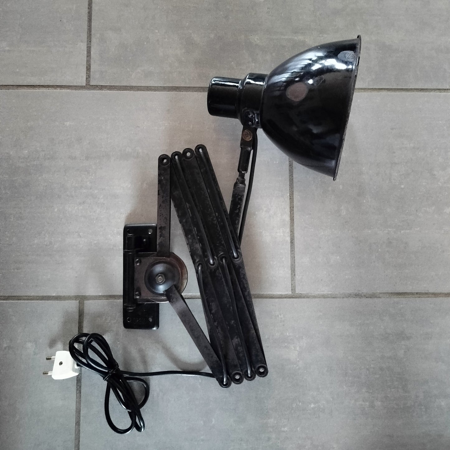 Sort metal sakselampe