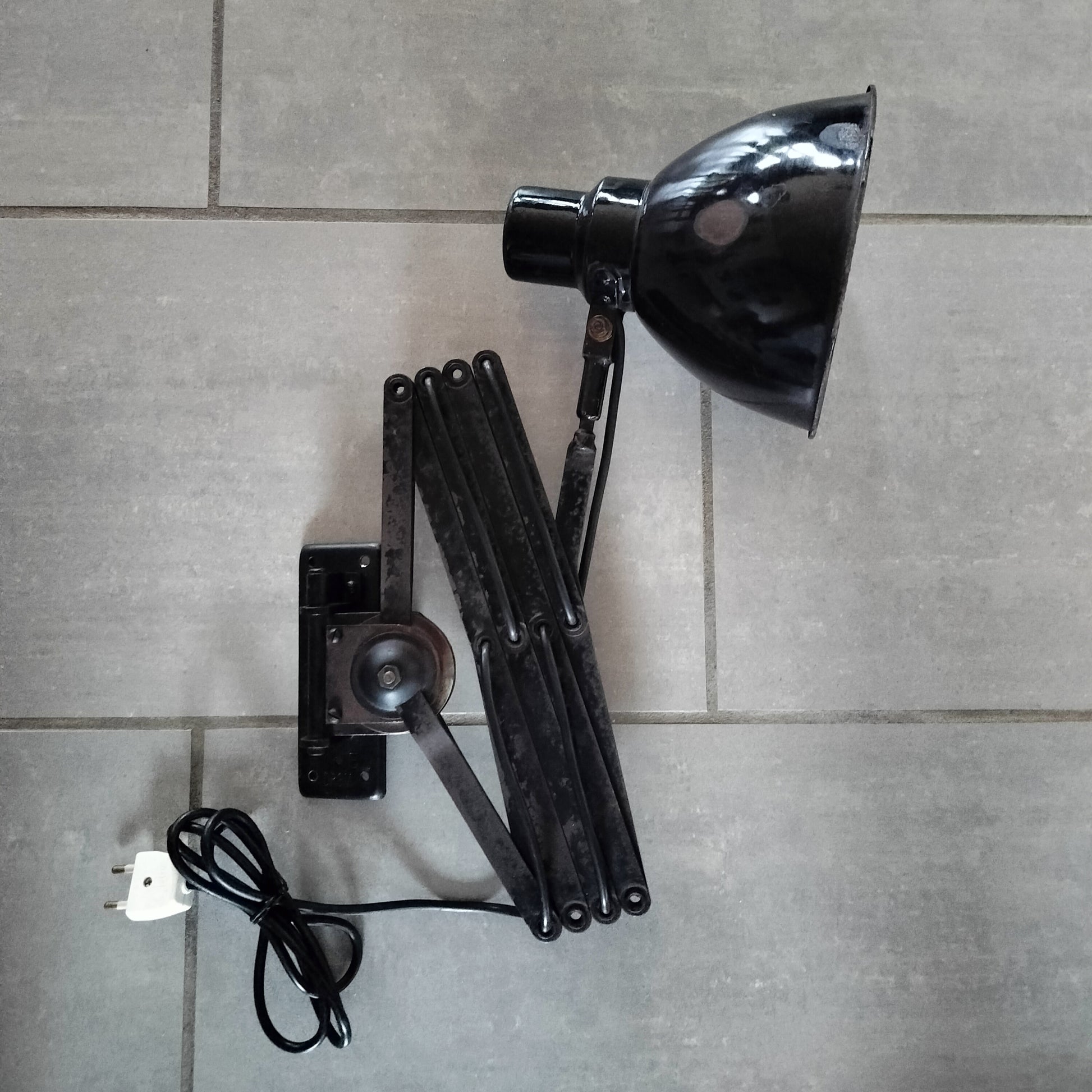 Sort metal sakselampe