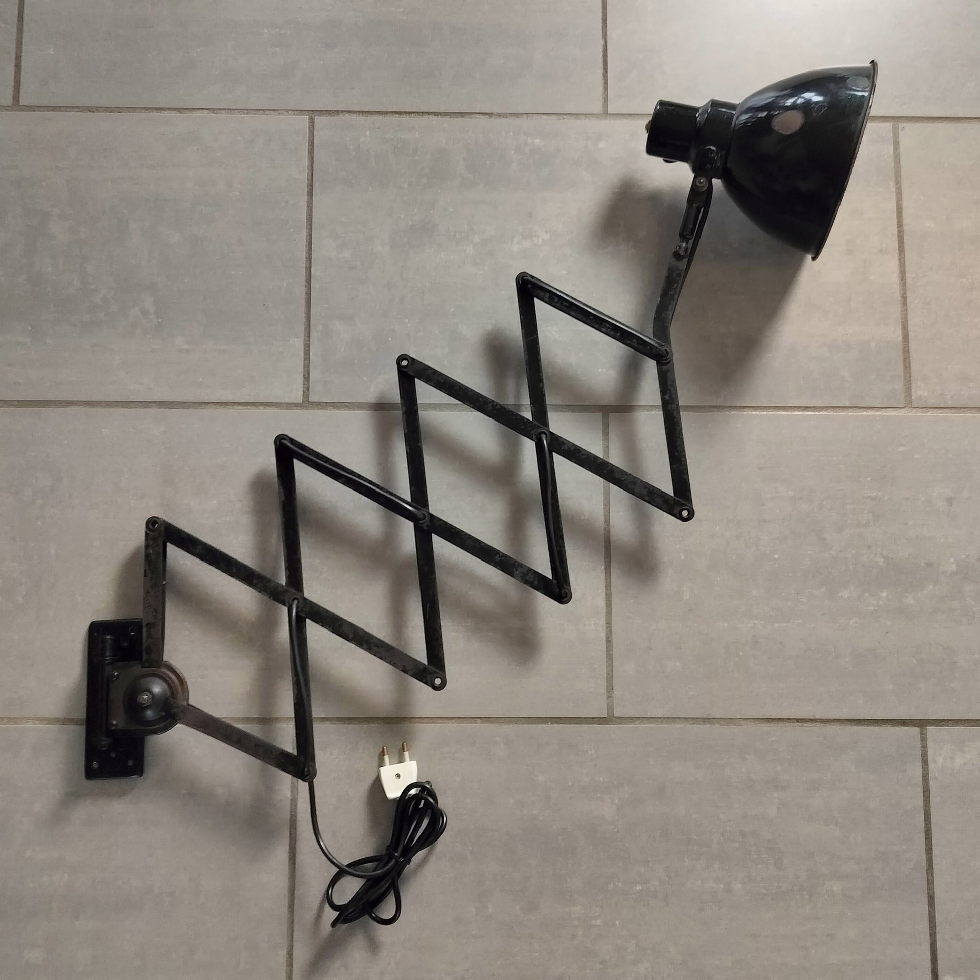 Sort metal sakselampe