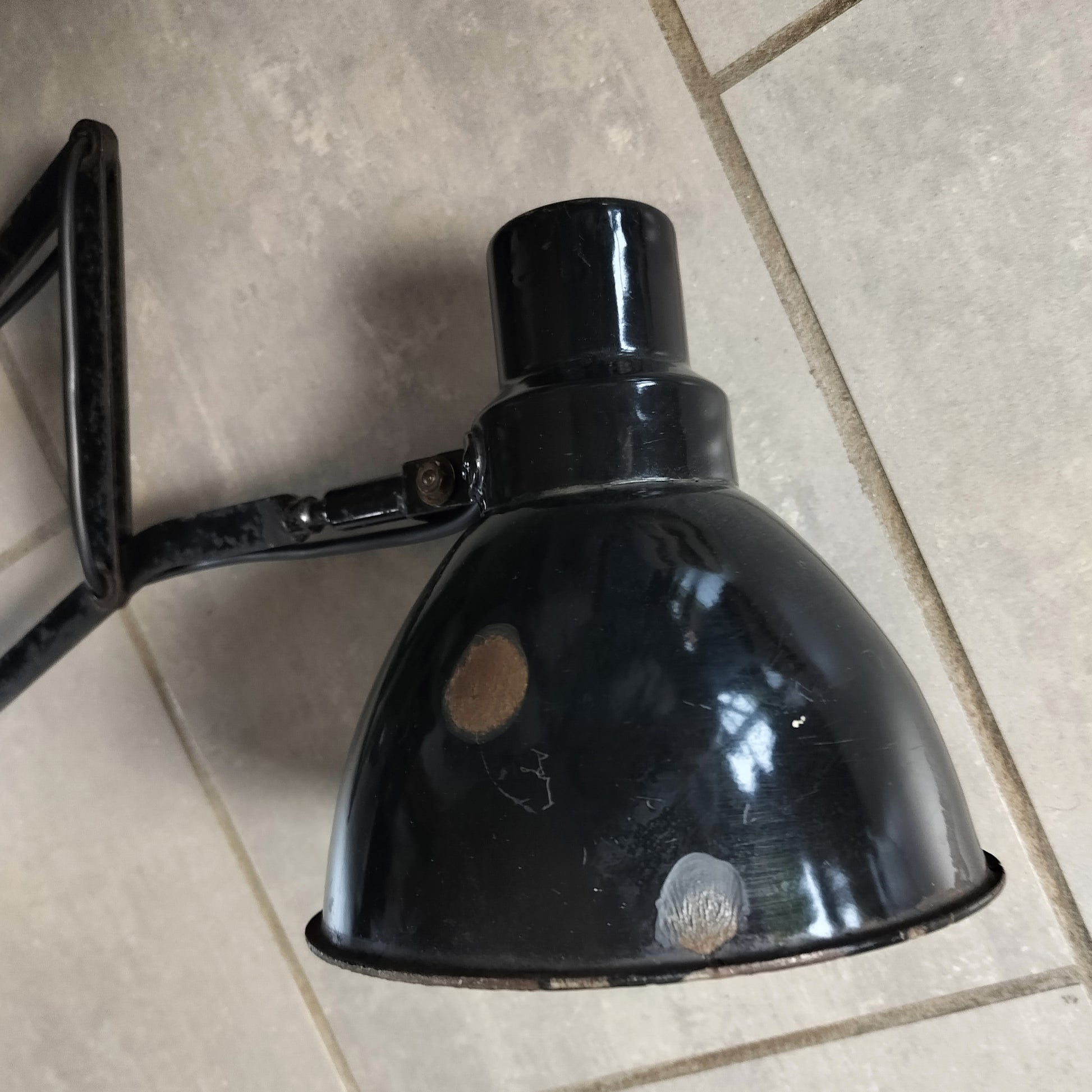 Sort metal sakselampe