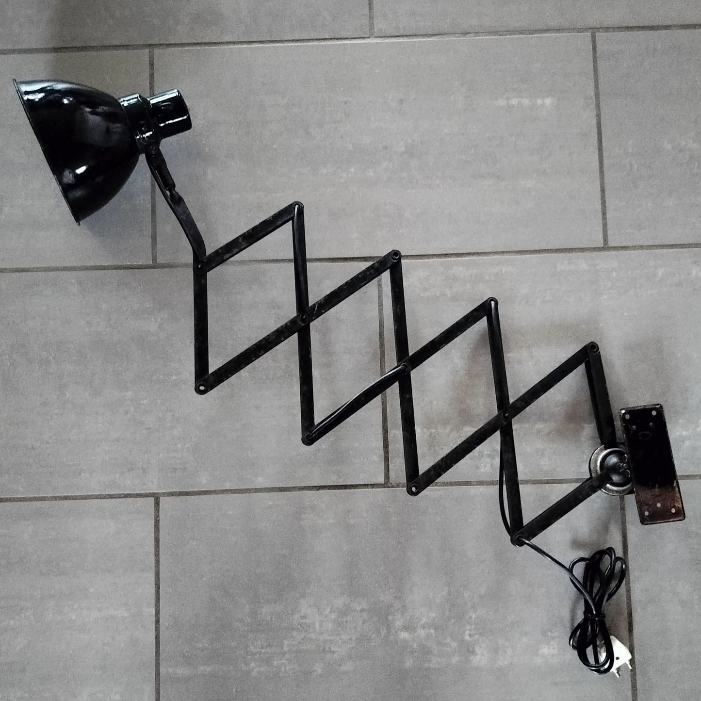 Sort metal sakselampe