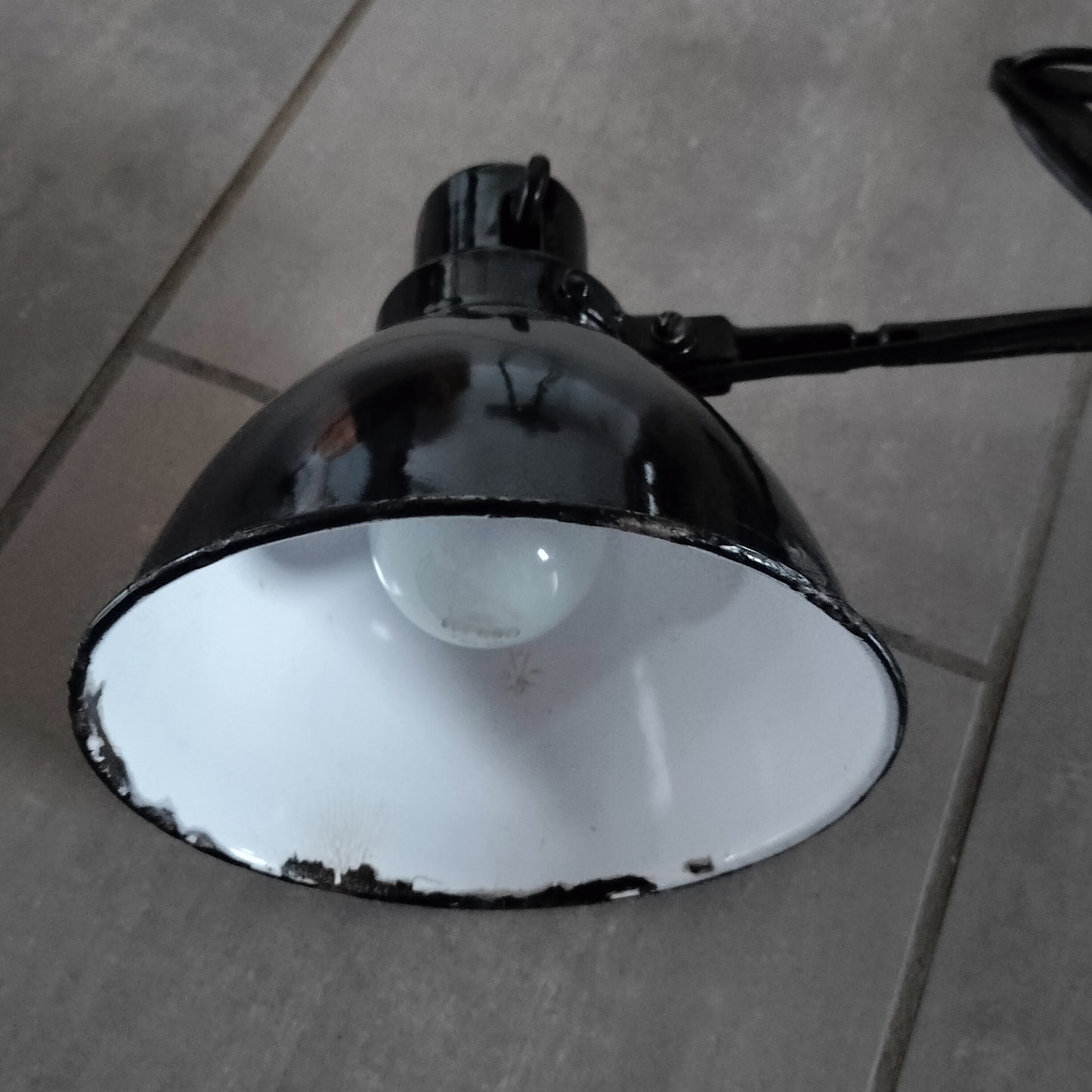 Sort metal sakselampe