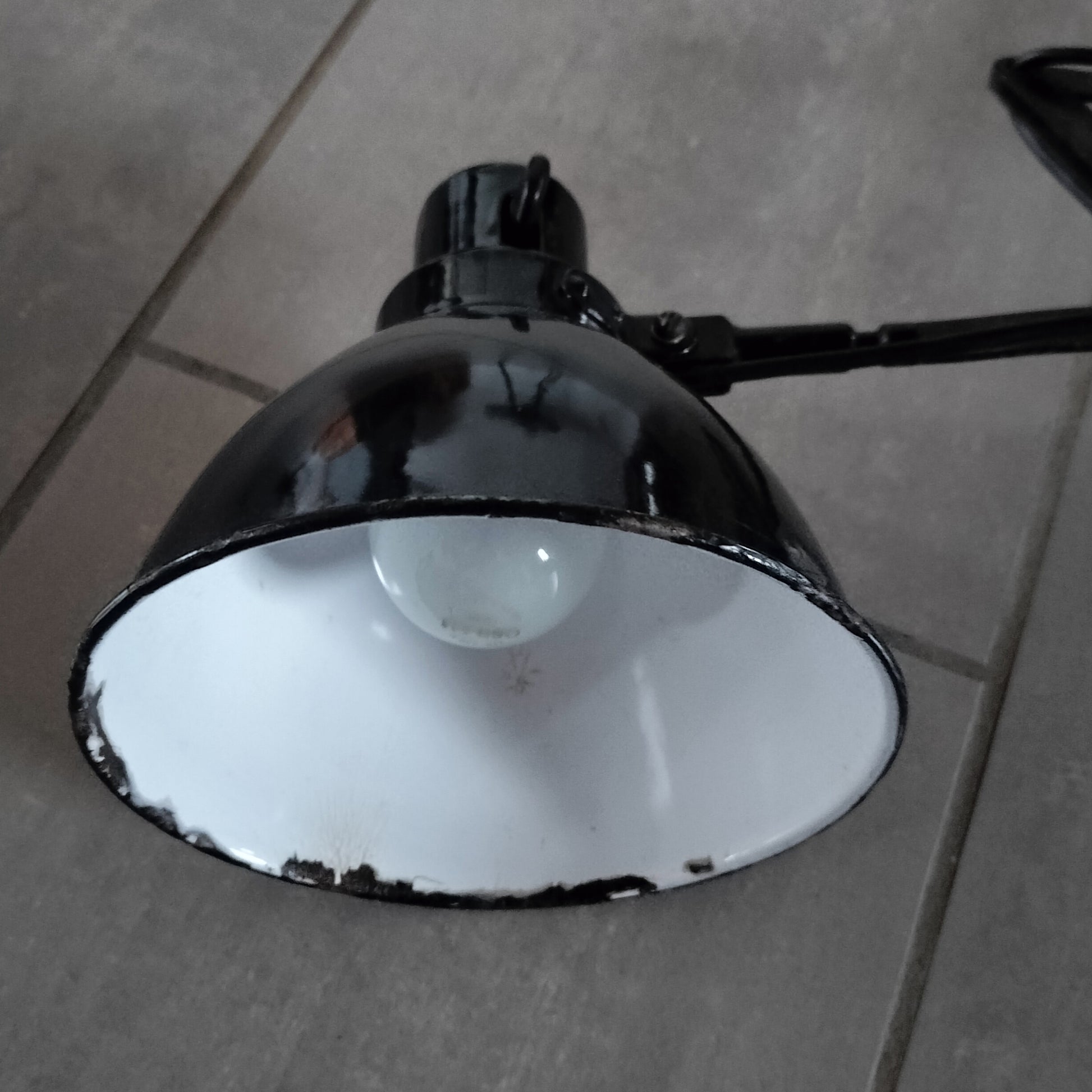 Sort metal sakselampe