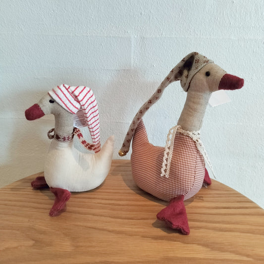 Speedtsberg - Gytha gæs med tørklæde og hue med klokke H 11/16cm tern/ensfarvet