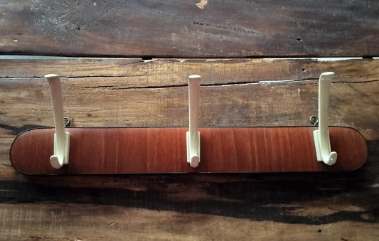 Secondhand - Retro knagerække med 3 plastik knager