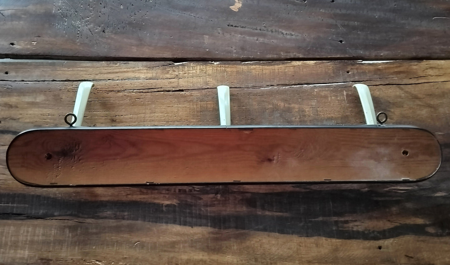 bagsiden af Secondhand - Retro knagerække med 3 plastik knager