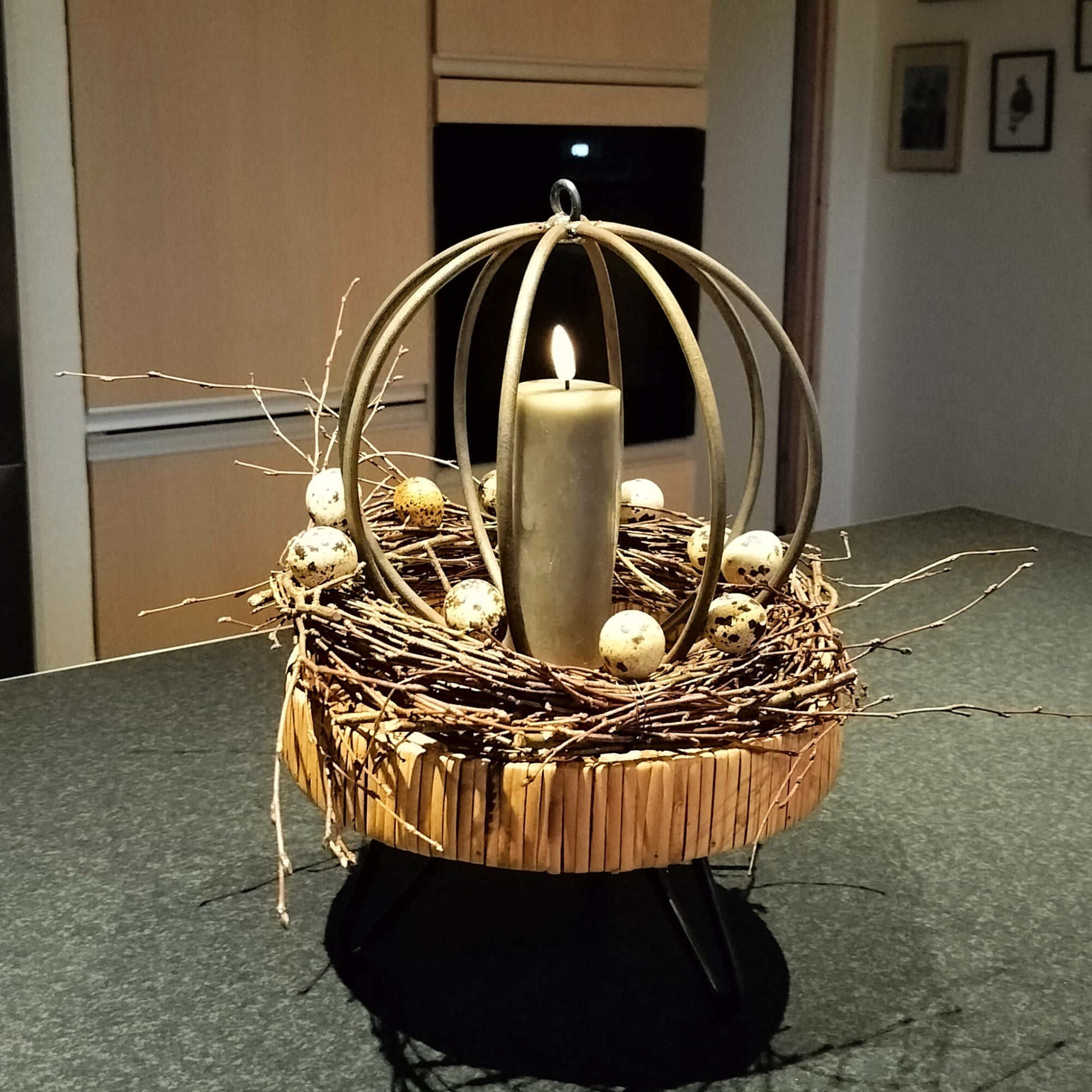 Metal dekorations kugle til ophæng LILLE dekoreret i opsats med grene, æg og LED lys