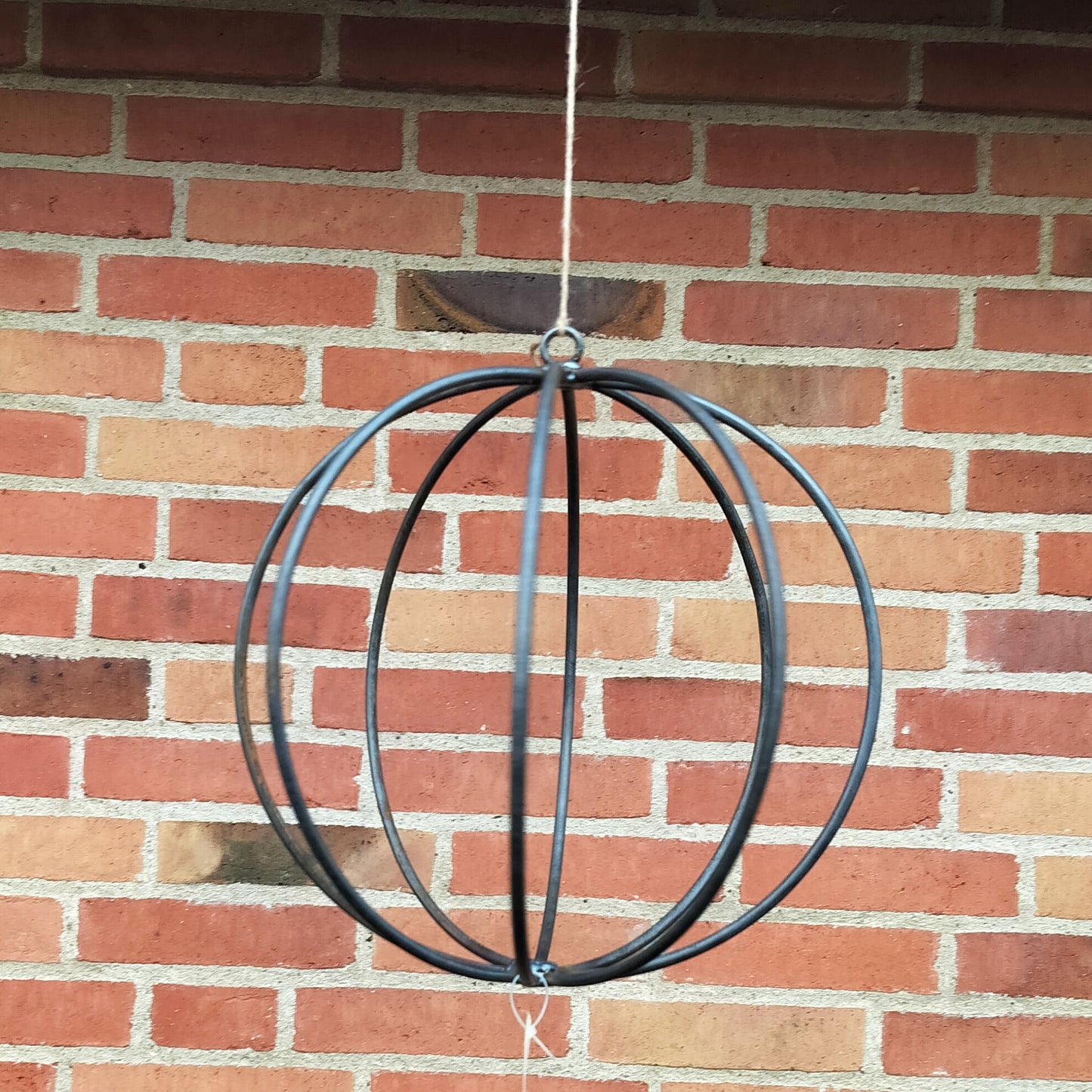 Metal dekorations kugle til ophæng MELLEM Ø 29,5 x H 30,5 cm