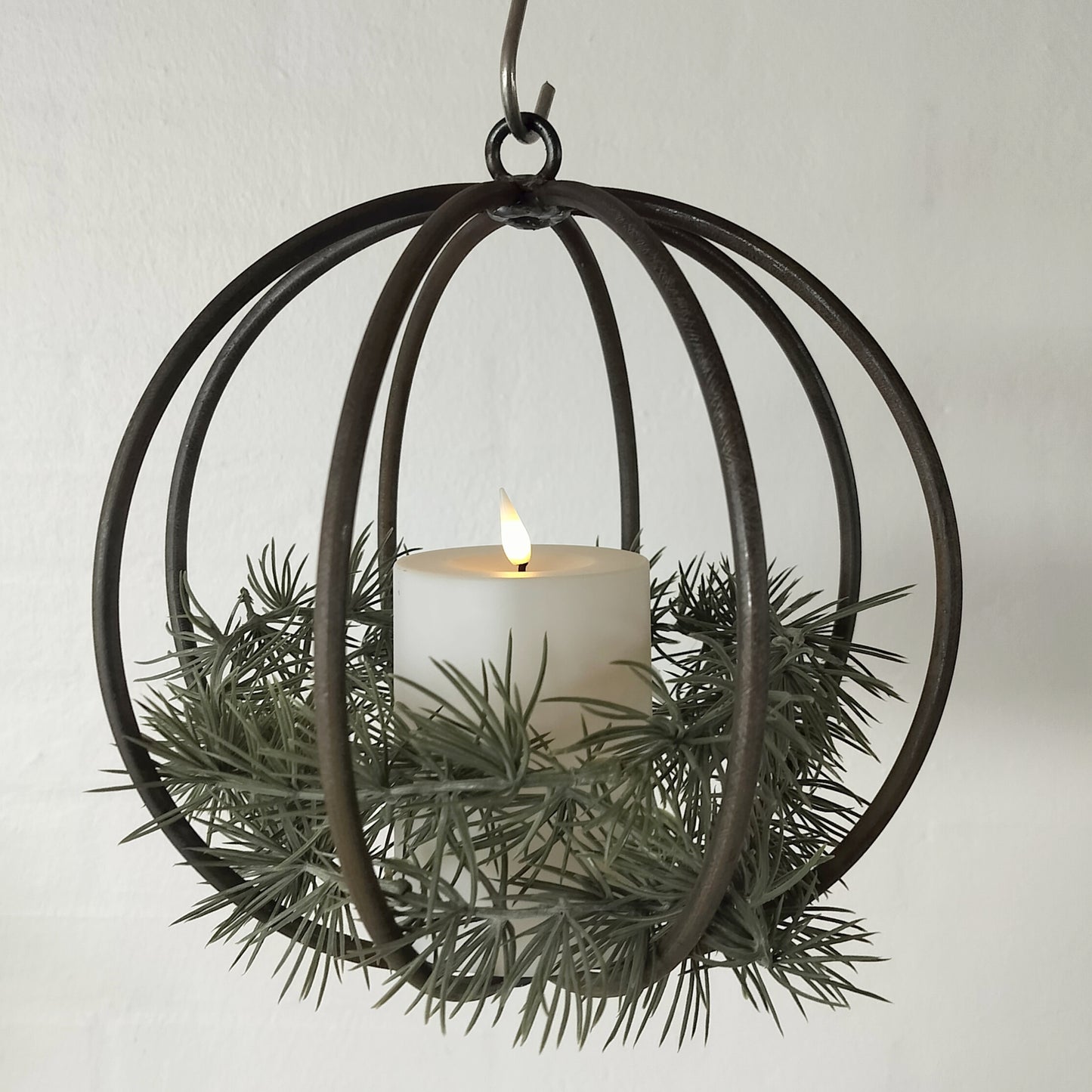 Metal dekorations kugle til ophæng LILLE pyntet med LEd lys og kunstig cederranke