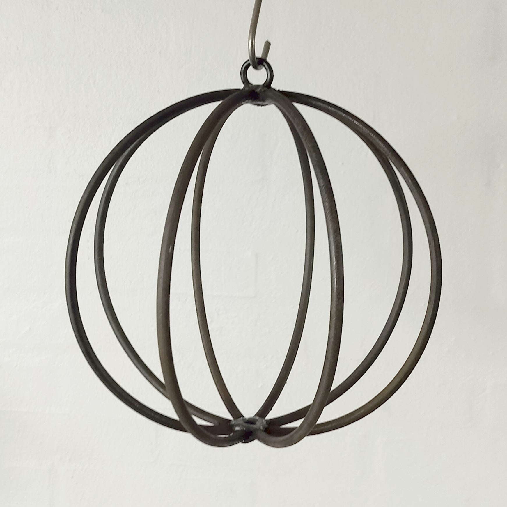 Metal dekorations kugle til ophæng LILLE