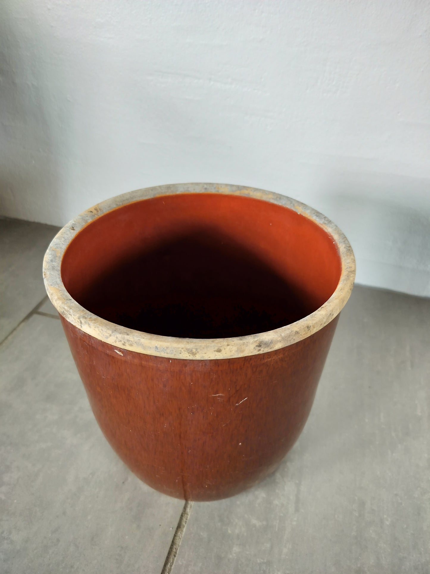 brunmeleret gammel syltekrukke set skråt oppefra Ø 22,5 x H 23,5 cm