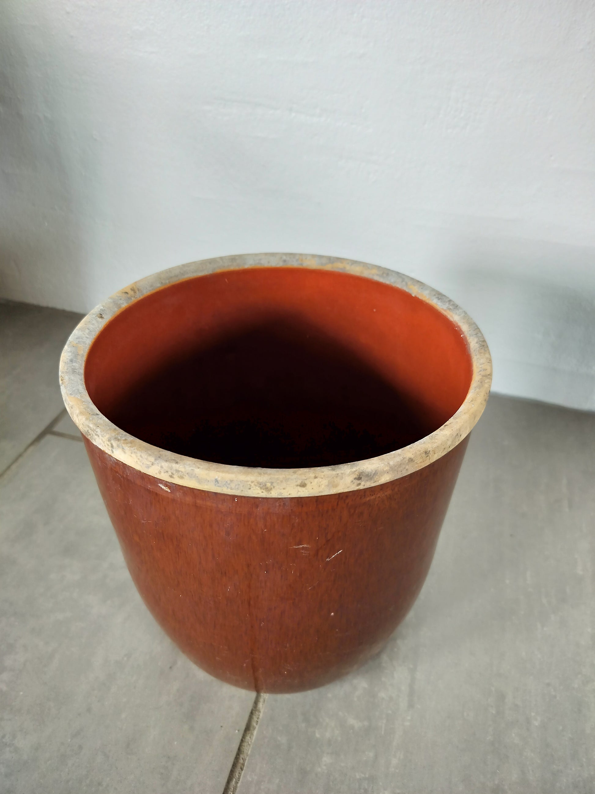 brunmeleret gammel syltekrukke set skråt oppefra Ø 22,5 x H 23,5 cm