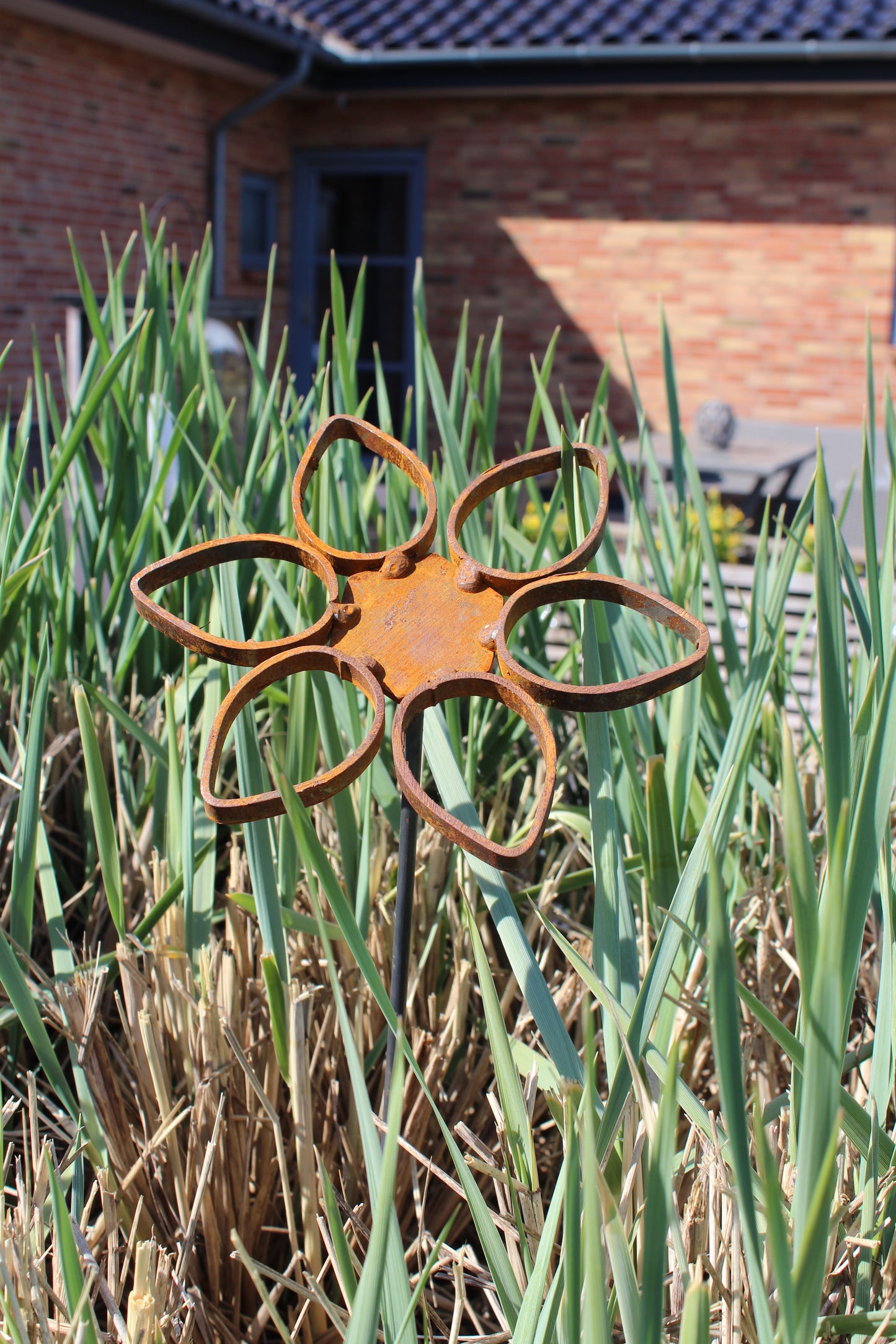 Metal blomst på spyd - rusten