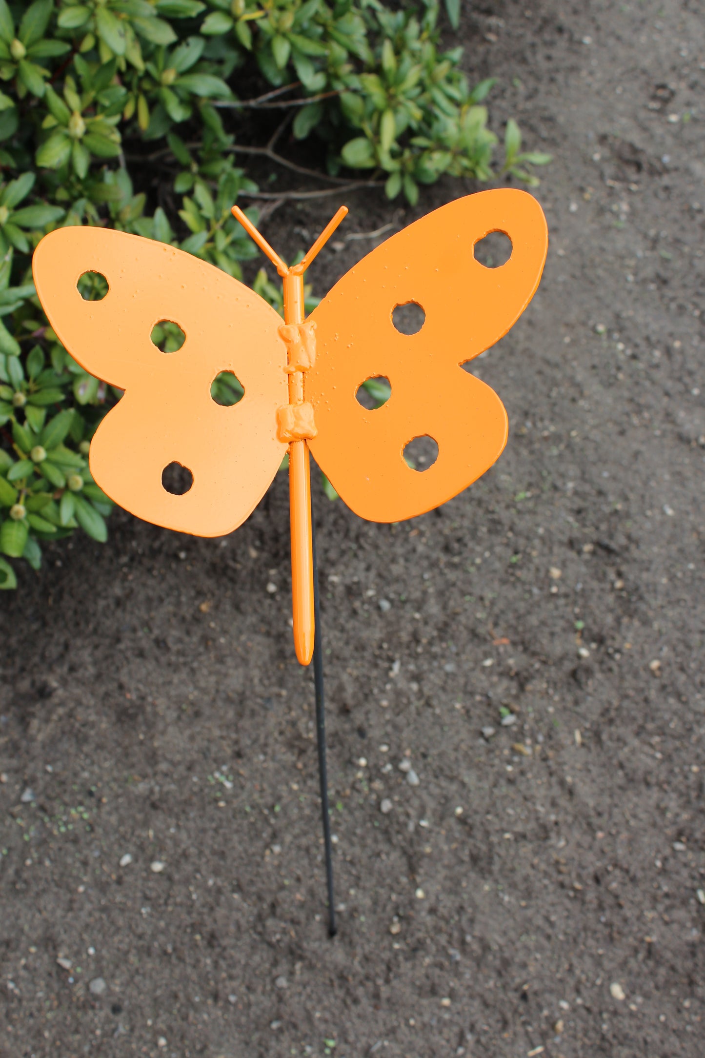 Metal sommerfugl på spyd - orange