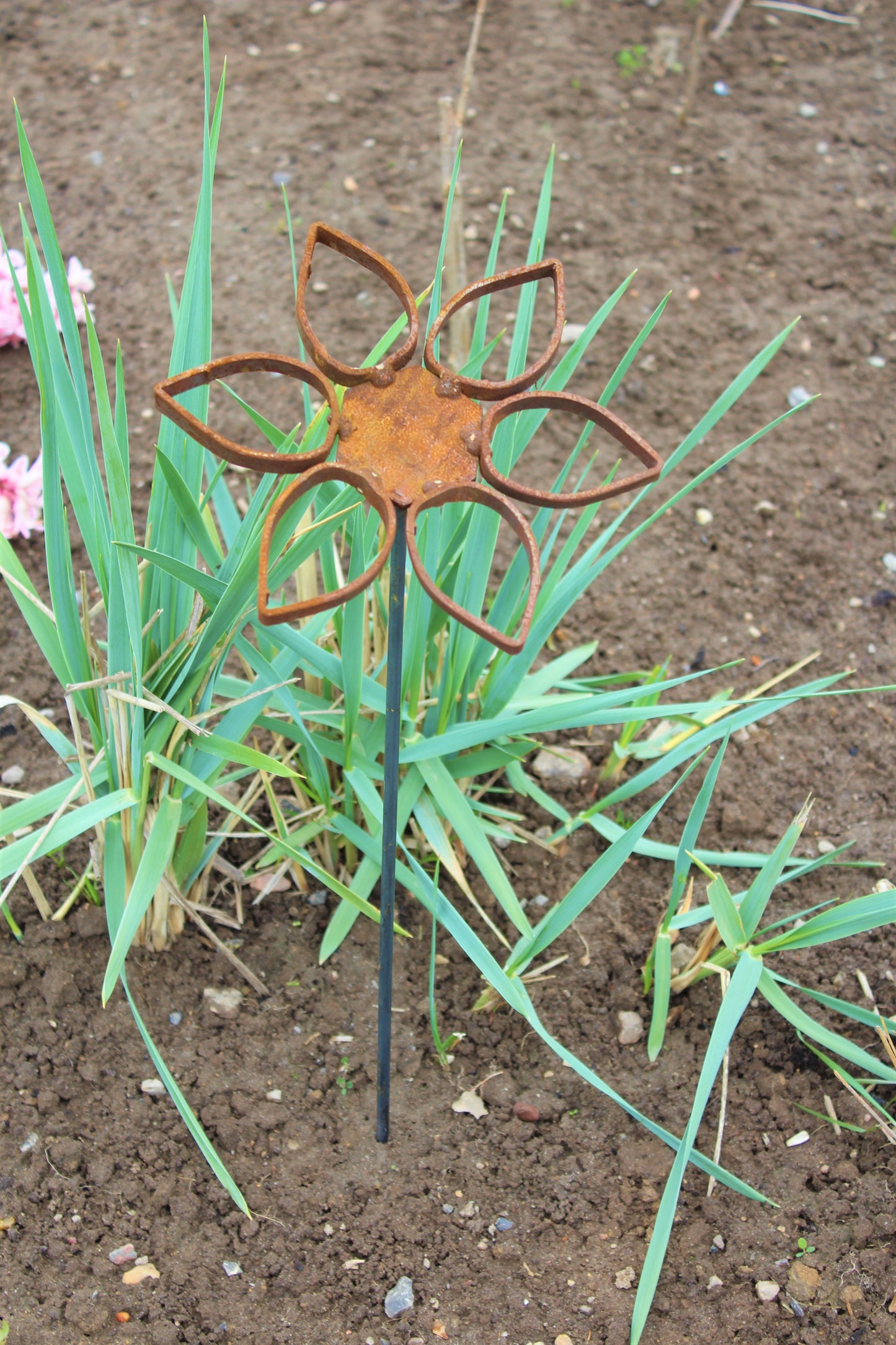 Metal blomst på spyd - rusten