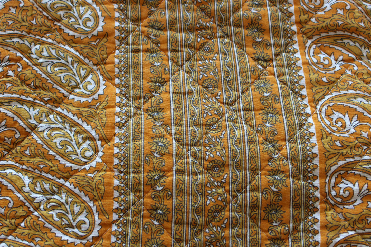 Ib Laursen - Quilt vattæppe - Gul paisley med blomstermønster