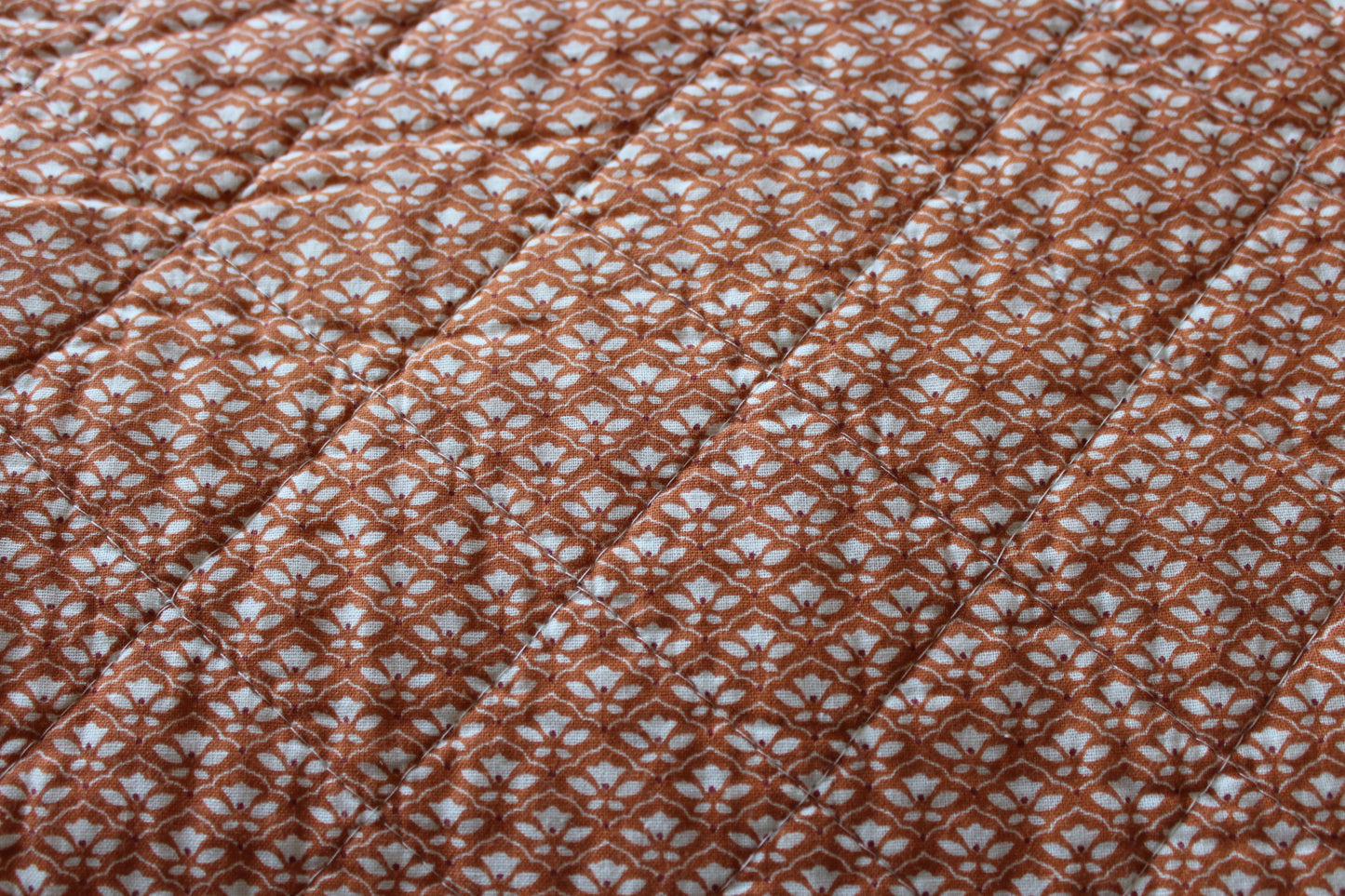 Ib Laursen - Quilt vattæppe - Lys rust/orange farve med hvide blomster (Sunset med mønster)